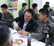 尹대통령, 국군의날 맞아 “군이 힘으로 안보 지킬 때 경제 성장”