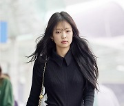 블랙 제니 핑크 빼고 파리로 출국..내년 봄 패션 알리러