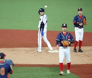 “국제경기 맞아?” 수준이하 심판 판정에…야구 한국-홍콩전 20분 넘게 지연