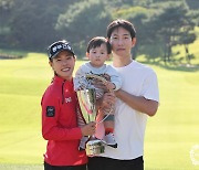 엄마 골퍼로 첫 우승 따낸 박주영 “우승 영영 못할 줄 알았다..삶의 원동력 될 것”