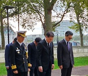 김영호 통일부 장관, 한국전 참전 기념비 참배