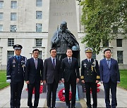 김영호 통일부 장관, 한국전 참전 기념비 참배