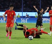 명불허전 중국 거친 축구, 경기 내내 위협적인 반칙