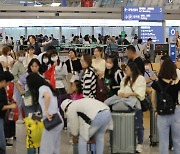 아직 남은 연휴, 북적이는 공항 출국장