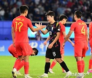 이강인 '중국 선수들과 인사나누며'[포토]