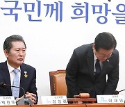 [단독]민주당 “‘돈봉투 수수 의혹’ 현역 의원, 감점 대상 포함…소명 받을 것”