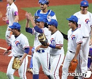 승리 기쁨 누리는 대만 야구대표팀