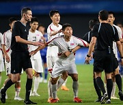 "폭거다. 퇴출해야" 발끈한 일본, 북한축구 과격행동 일파만파…해외축구 SNS에서도 파문 확산