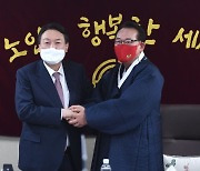 尹 "오늘 누리는 자유와 번영, 어르신들 피와 땀 덕분"