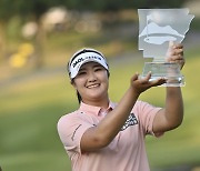 유해란, LPGA 첫 우승컵 들었다