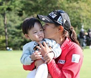 '엄마가 해냈어!' 14년만의 첫 우승을 아들 앞에서, "아기 낳아도 충분히 할 수 있어요"