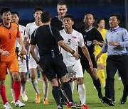 심판 밀치고 스태프 위협까지, 北 축구 추태에 "있을 수 없는 일" [항저우 2022]