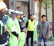 서강석 송파구청장, 추석 연휴 환경공무관과 복지시설 찾아