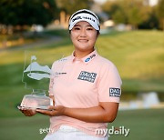 "솔직히 울 줄 알았는데"... 오히려 활짝 웃은 유해란, LPGA 데뷔 첫 우승→4년만 韓 신인왕 배출 유력