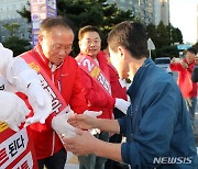 구민과 인사 나누는 윤재옥 원내대표