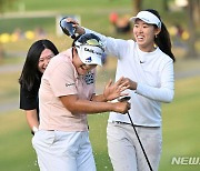 축하 세례 받는 유해란