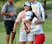 유해란, LPGA 투어 20번째 대회에서 첫 우승…신인상 굳히기