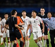 '北 축구의 추태' 심판 밀치고, 日 스태프 주먹으로 위협