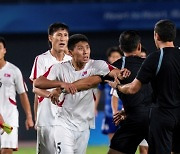 “축구에 대한 모욕” 북한, 축구8강 탈락 뒤 심판 밀치고 위협