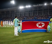 북한 남자축구, '충격' 추태... 日스태프 향해 손찌검 위협→단체로 달려가 심판까지 밀쳤다