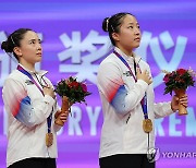 국기에 경례하는 신유빈-전지희