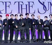 '10월 새 앨범 컴백' 세븐틴, 자체 최고 초동 455만장 깨고 전체 1위 되찾을까