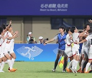 ‘진격’의 북한 여자 축구, 김경영 ‘포트트릭’ 앞세워 우즈벡 8-0 격파…중국-일본 승자와 결승전[SS항저우in]