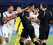 칼 빼든 日, AG 8강 북한전 폭력 사태 관련 AFC·FIFA에 의견서 제출… 北 징계 위기, WC 예선 영향?