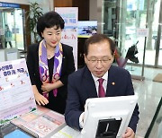 조승환 해수부 장관, 수협은행 공익상품 가입