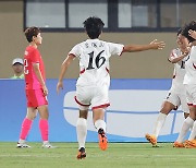 북한 여자 축구, 우즈베키스탄 8-0 대파…은메달 확보