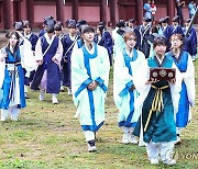 성균관 유생들 '상소 올리러 청계광장으로'