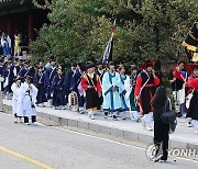 성균관 유생들 '상소 올리러 청계광장으로'