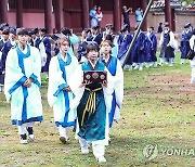 성균관 유생들 '상소 올리러 청계광장으로'