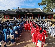 상소 올리기 전 대의사 진행하는 유생들