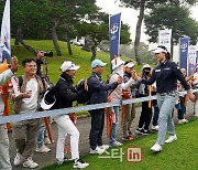 [포토] 임희정 '팬들과 함께 공식연습라운드 시작해요'