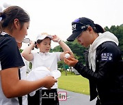 [포토] 이소미 '정성스런 사인과 함께'