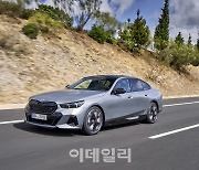 “7년 만에 돌아온 BMW 뉴5시리즈..디자인, 직관적이고 간결”