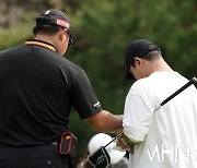 [Ms포토] 박주영 캐디 오준식 '언니 캐디에게 야디지북 정보 전달'