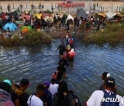 [포토] 리오 브라보 강 건너는 이민자들