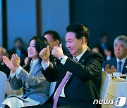 윤 대통령, 파독 근로자 공연에 '엄지 척'