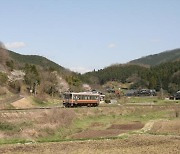 '철도 왕국' 일본 명성, 인구 감소로 휘청...결국 정부가 나섰다