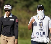 [Ms포토] 버디 잡은 김민주 '캐디 권오현, 우리 선수 최고'