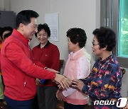 강서구 경로당 찾은 김기현 대표