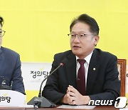 정의당 방문한 홍익표 원내대표