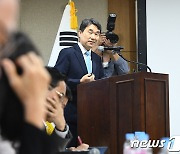 '함께 학교'를 위한 교육 3주체 간담회, 발언하는 이주호 교육부 장관