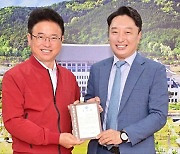 최우영 전 경북도 경제특보, 이철우 도지사 감사패 받아