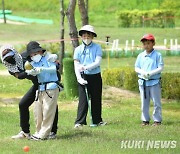 아이들과 교직원도 '굿샷'…화천군, 파크골프 저변 확대