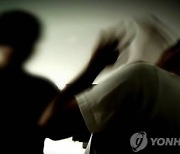 “내 여친 전번을 왜 물어?”…넘어진 이웃 올라타 마구 때린 20대