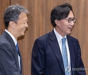 미소 지으며 전략대화 입장하는 한·일 양국 외교 차관