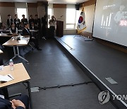 교육 3주체와의 대화에서 영상 시청하는 이주호 부총리